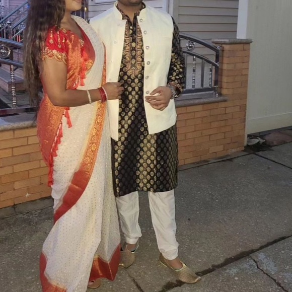 Off white and red saree only - Picture 2 of 3